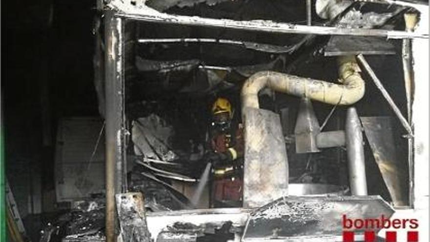 Crema un camió dins la nau d&#039;una empresa de Cassà