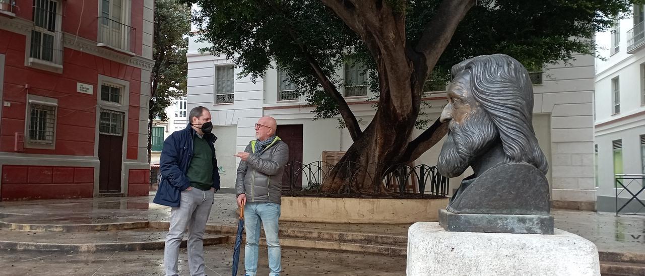 El presidente vecinal Carlos Carrera (izq) y Joaquín Navas en la plaza de San Pedro Alcántara.