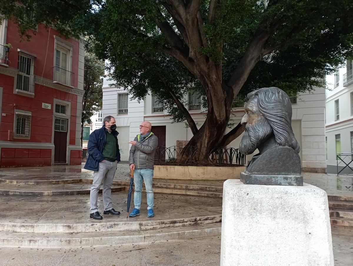 El presidente vecinal Carlos Carrera (izq) y Joaquín Navas en la plaza de San Pedro Alcántara.