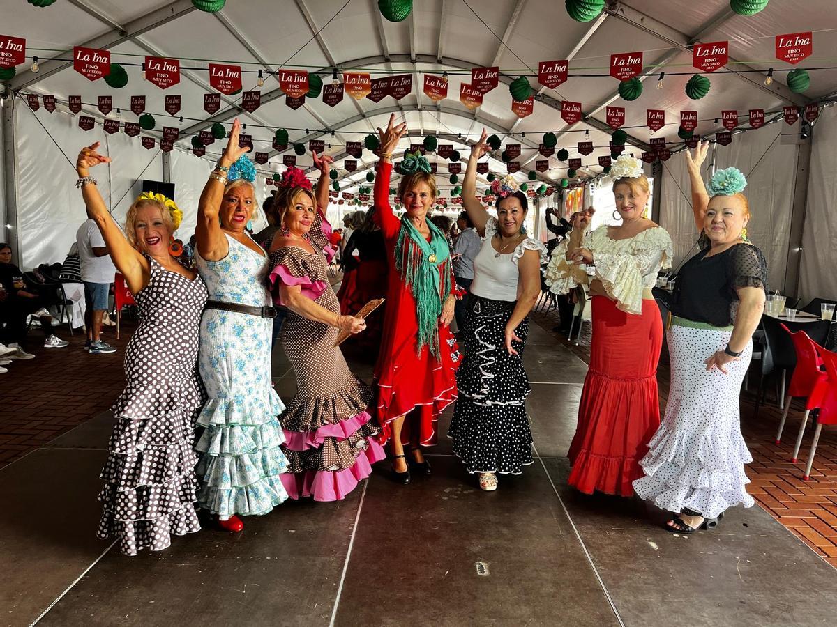 Integrantes de la escuela de sevillanas del Real Club Victoria, este domingo en la carpa instalada en La Puntilla.
