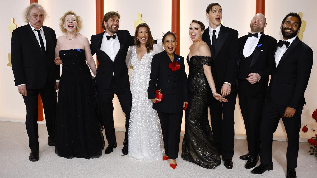 El director Ruben Ostlund y los actores de la película ’El triángulo de la tristeza’ a su llegada al Dolby Theatre para la gala de los Oscars 2023  