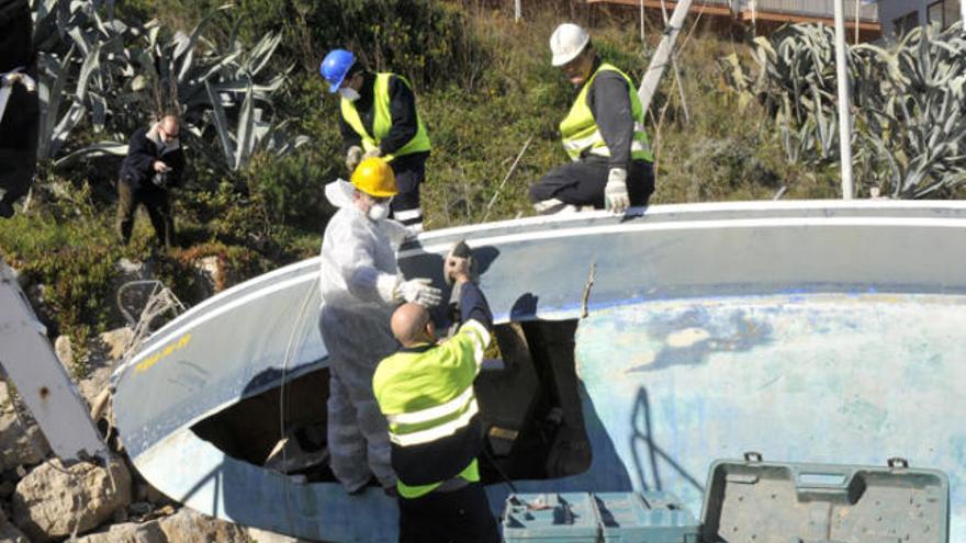 Treballs de desvallastament d&#039;una embarcació al port Marina Palamós, dins del projecte Boatcycle.