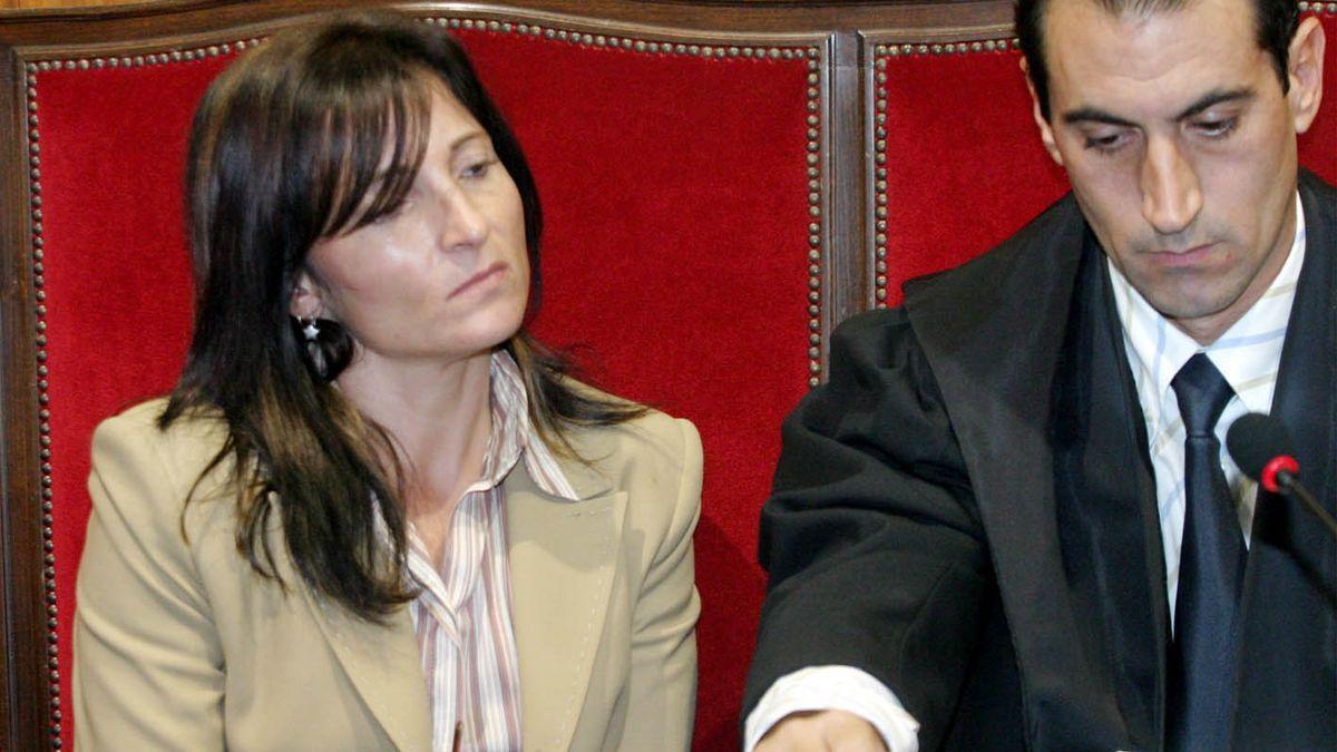 Paquita junto a su abogado, Cándido Herrero, en una sesión de su juicio en 2003.