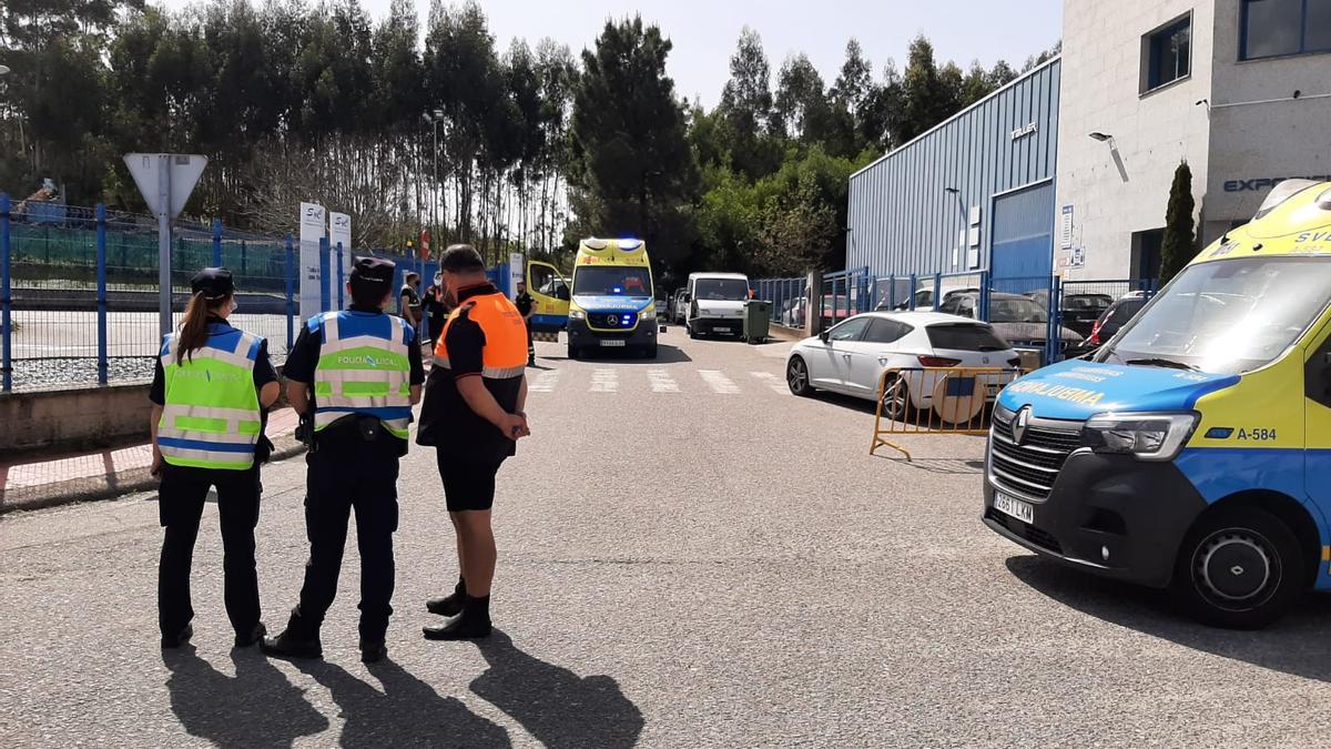 Policía Local y sanitarios en el polígono de Castiñeiras, donde se certificó el fallecimiento