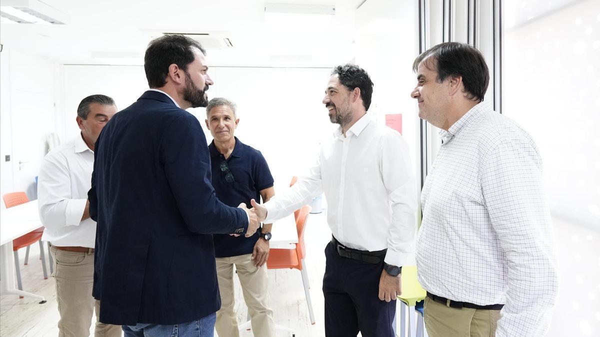 Sánchez Cotrina saluda al presidente del comite de empresa de la central de Almaraz, Borja Romero, en una foto de archivo.