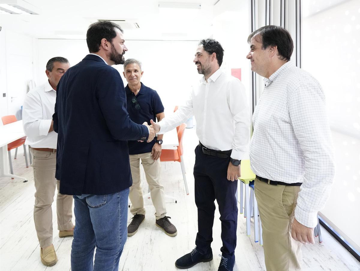 Sánchez Cotrina saluda al presidente del comite de empresa de la central de Almaraz, Borja Romero.