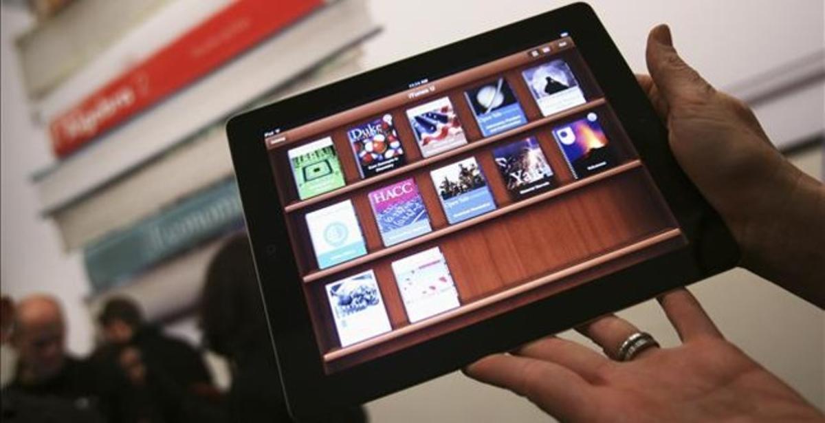 Una dona consulta l’iBookstore en un iPad.