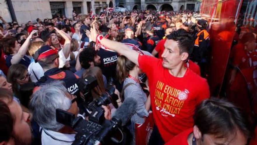 Fran Sandaza saluda l&#039;afició durant els actes de celebració per l&#039;ascens a Primera.