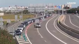 Caos en la V-21 por el corte de la carretera: "Un trayecto en coche de 20 minutos me ha costado 4 horas"