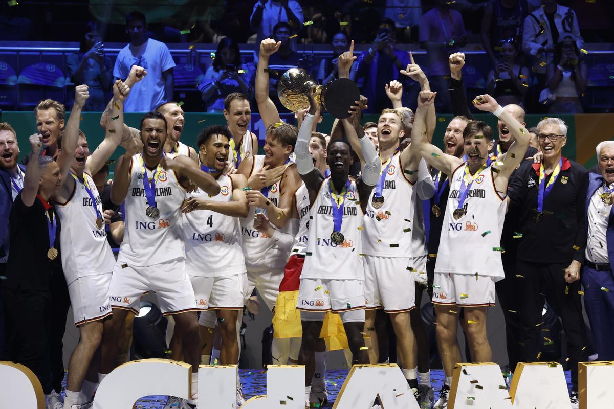 Manila (Philippines), 10/09/2023.- Germany players celebrate with the trophy on the podium after winning the FIBA Basketball World Cup 2023 final match between Serbia and Germany at the Mall of Asia in Manila, Philippines, 10 September 2023. (Baloncesto, Alemania, Filipinas) EFE/EPA/ROLEX DELA PENA
