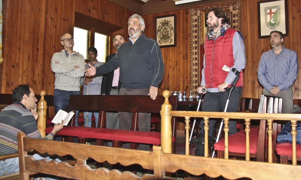 Preparados para la acción festera en Alcoy