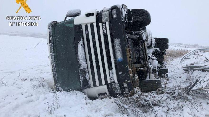 Detenidas seis personas e investigadas otras dos por un robo con fuerza en un camión accidentado en la A-129