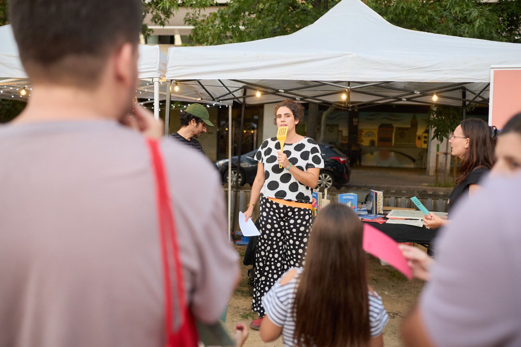 Fira La Mosquitera amb mostres d'artistes emergents, actuacions musicals i espectacles de màgia i foc.