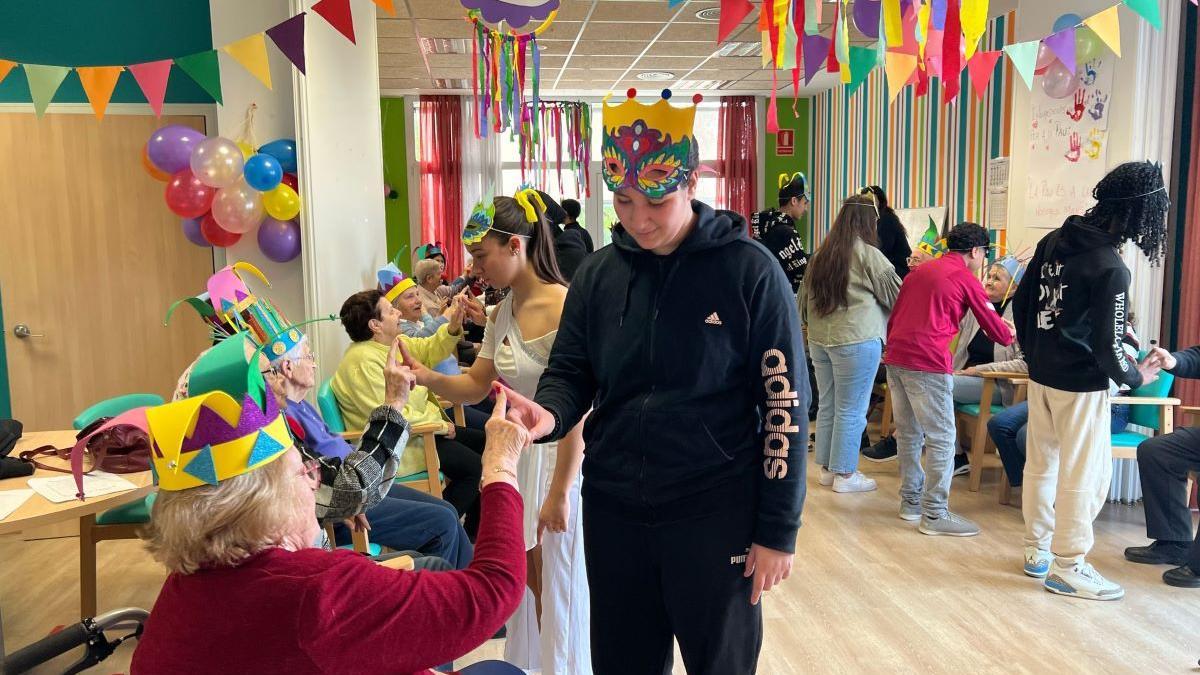 Joves i usuaris del Centre d'Alzheimer gaudint d'una de les trobades