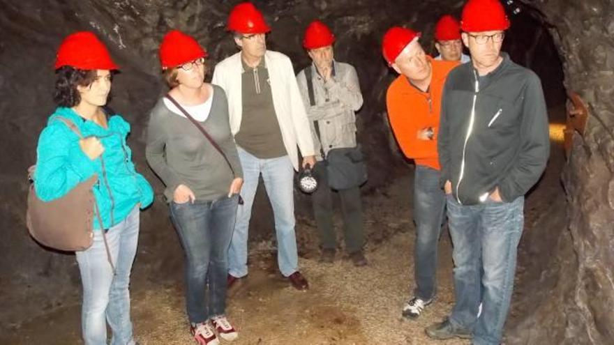 Visitants a la mina de petroli de Riutort, que s&#039;incorpora a la concessió comarcal de visites guiades