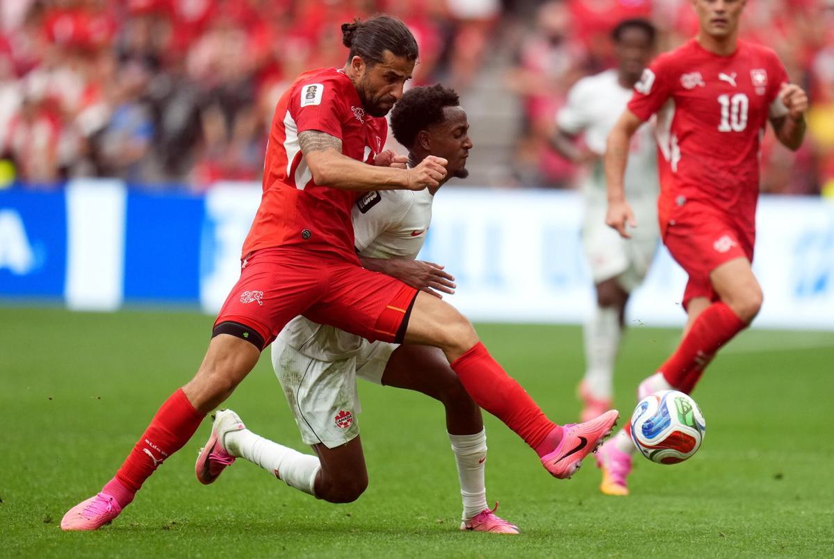 Ricardo Rodríguez lucha un balón en el Suiza-Canadá del Mundial 2026 en Vancouver
