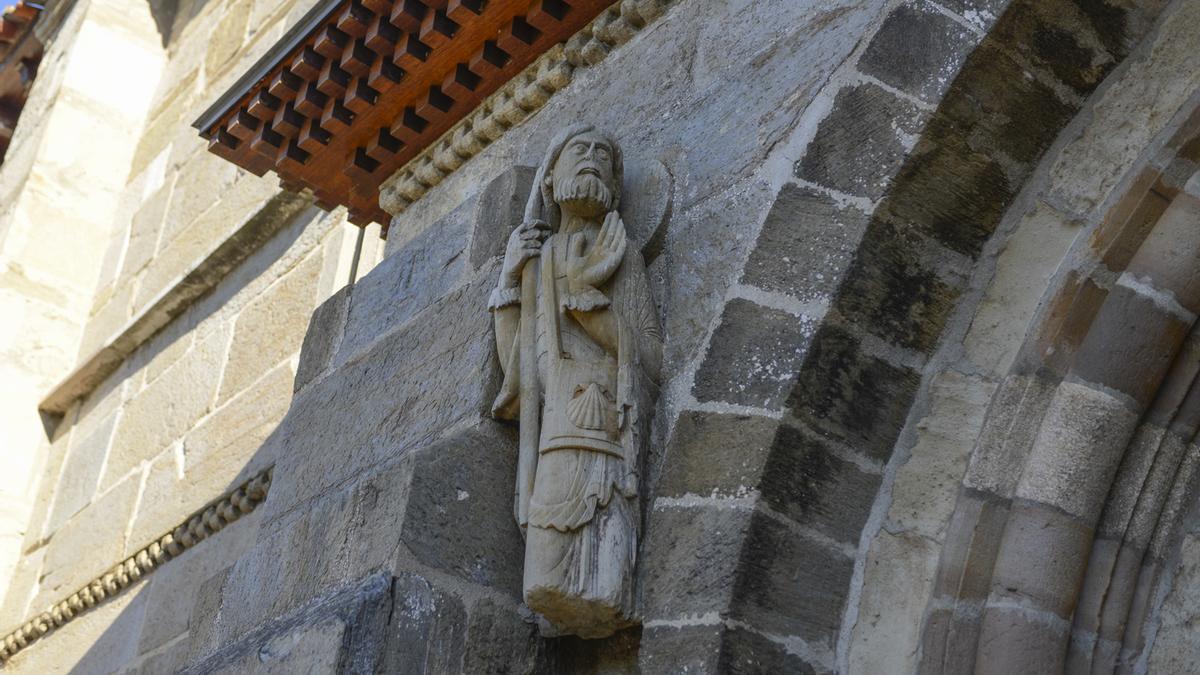 Escultura del Santiago Peregrino de Santa Marta de Tera.