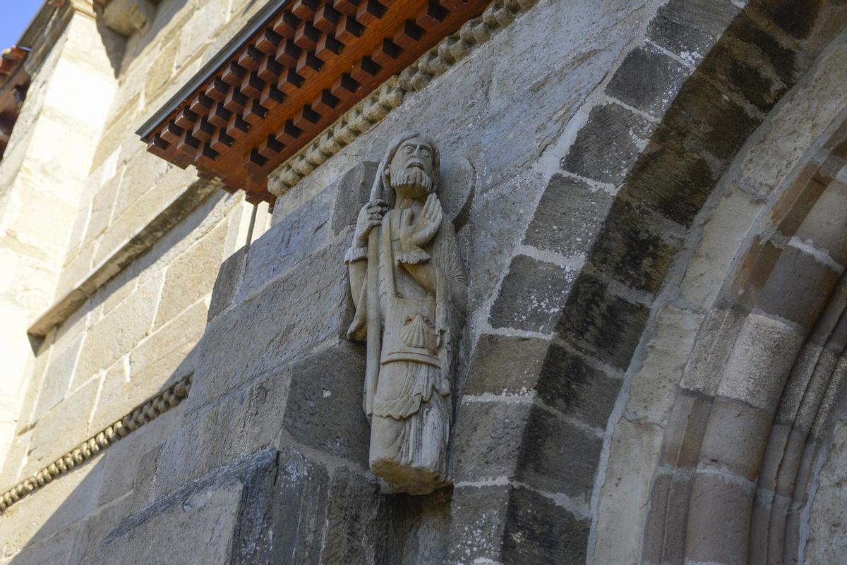 Escultura del Santiago Peregrino de Santa Marta de Tera en la actualidad.