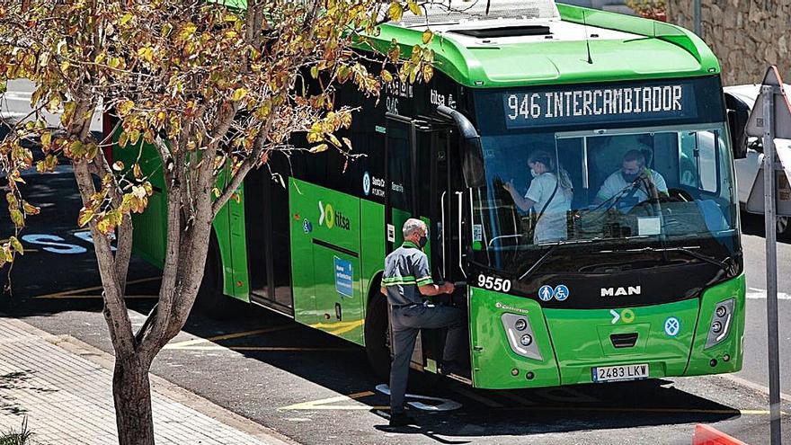 Titsa y el ayuntamiento habilitaron desde ayer una parada junto al centro cultural para evitar ir por el Infobox.