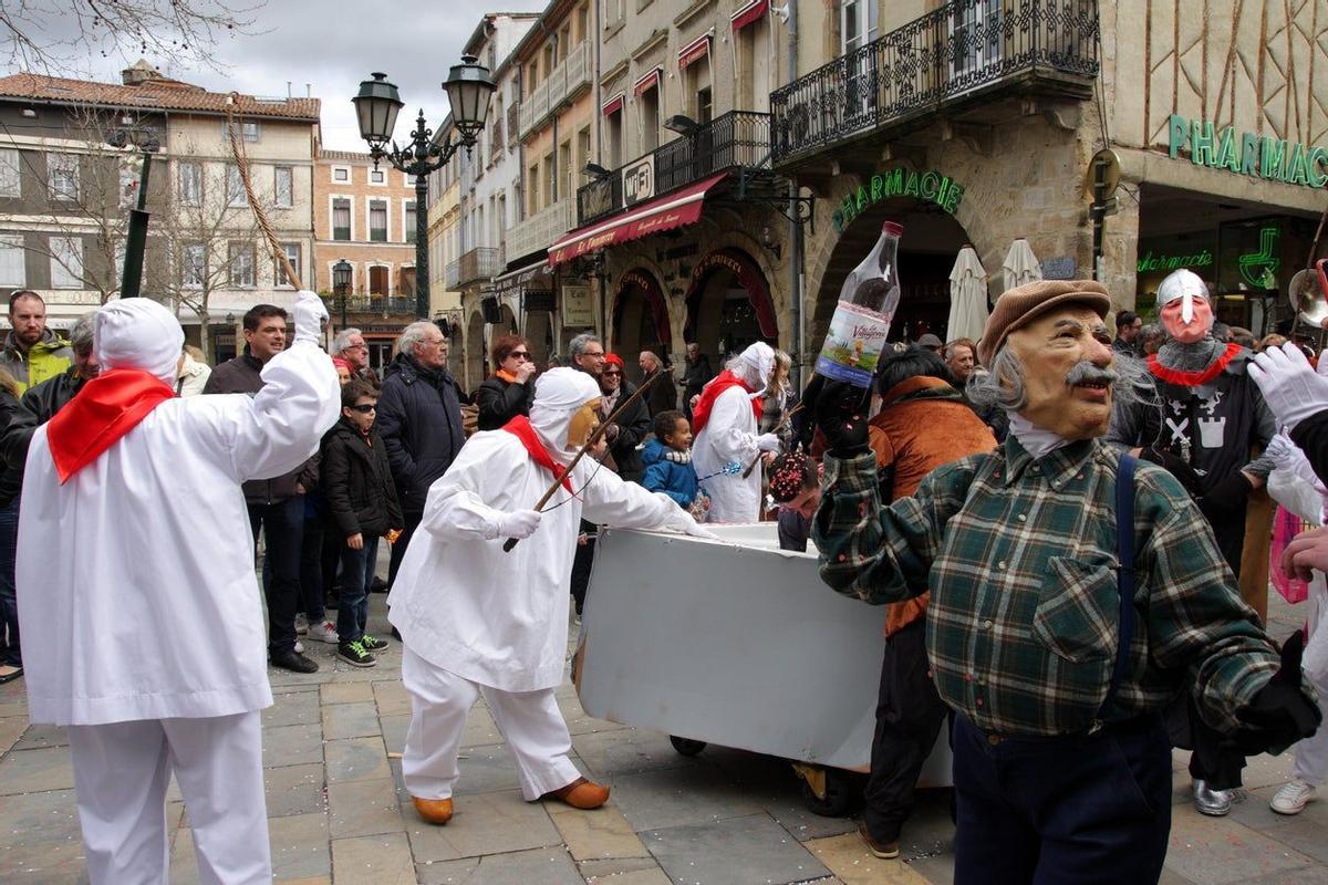 Molineros enmascarados haciendo de las suyas en el carnaval de Limoux.