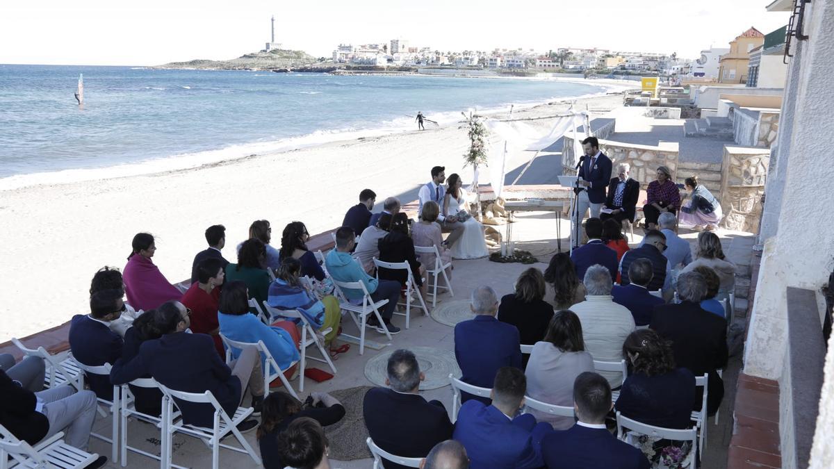 La primera boda celebrada en la playa en Cartagena en imágenes.