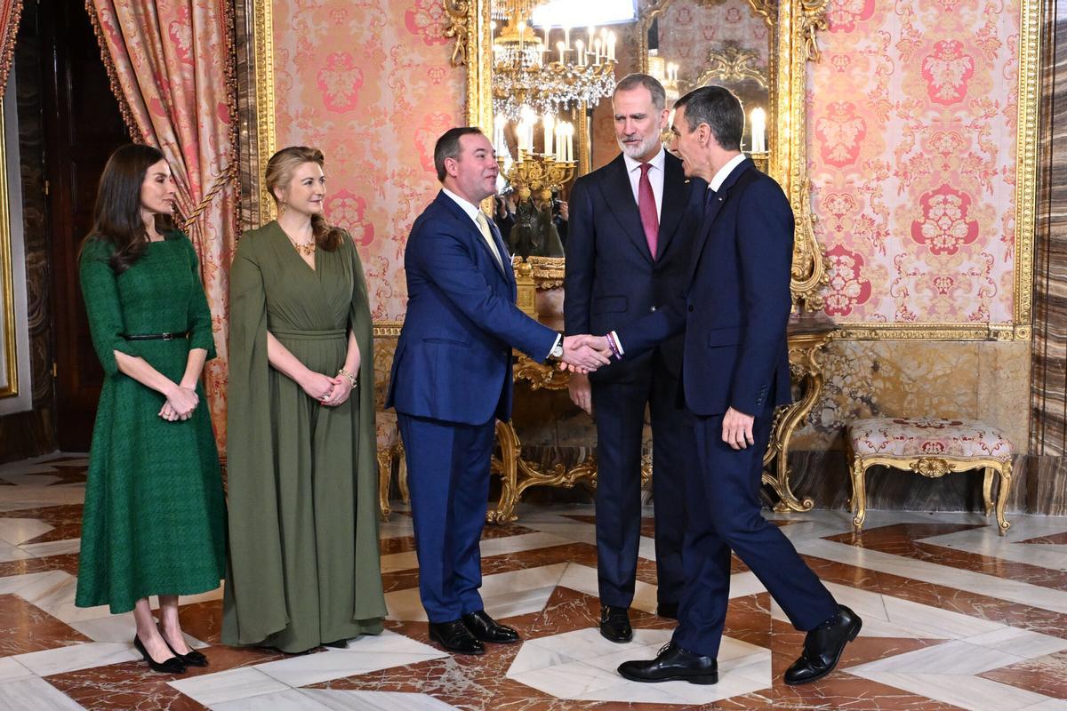Pedro Sánchez saluz a los Grandes Duques de Luxemburgo ante la presencia de los Reyes de España, este jueves en el Palacio Real, en Madrid.