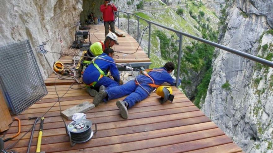 Los trabajos de reparación en la pasarela de los Martínez.