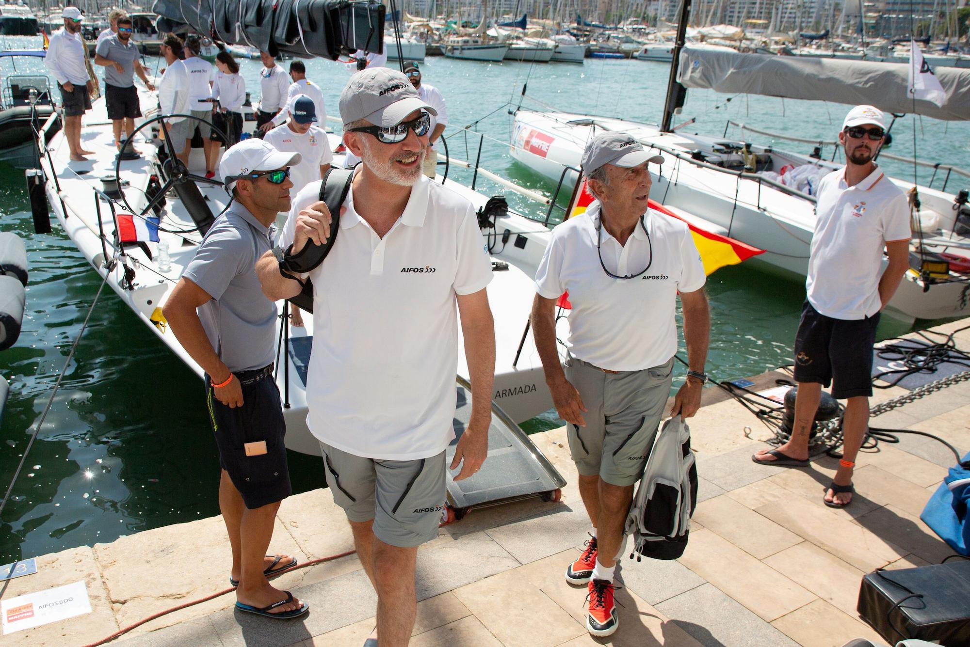 Felipe VI se pone al mando del Aifos 500 en la primera regata de la Copa del Rey