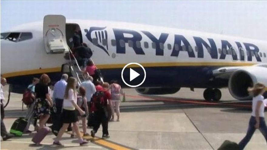 Ryanair cobra 5 euros por subir la maleta al avión