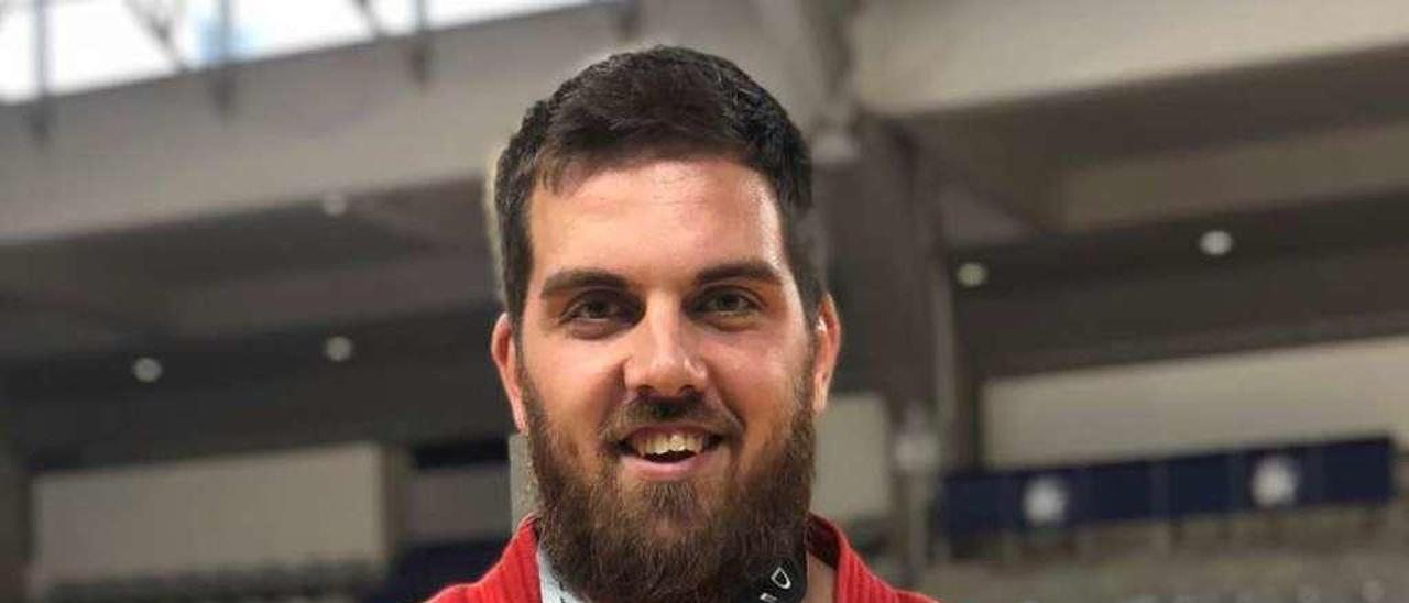 David Fernández, con la medalla lograda en el Grand Prix de Francia.