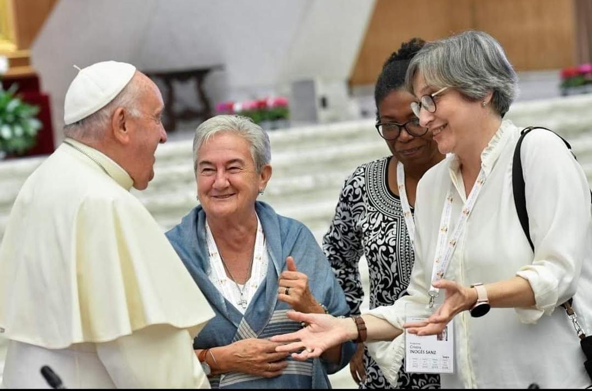 María Luisa Berzosa junto al Papa Francisco y otras dos religiosas durante un acto público.