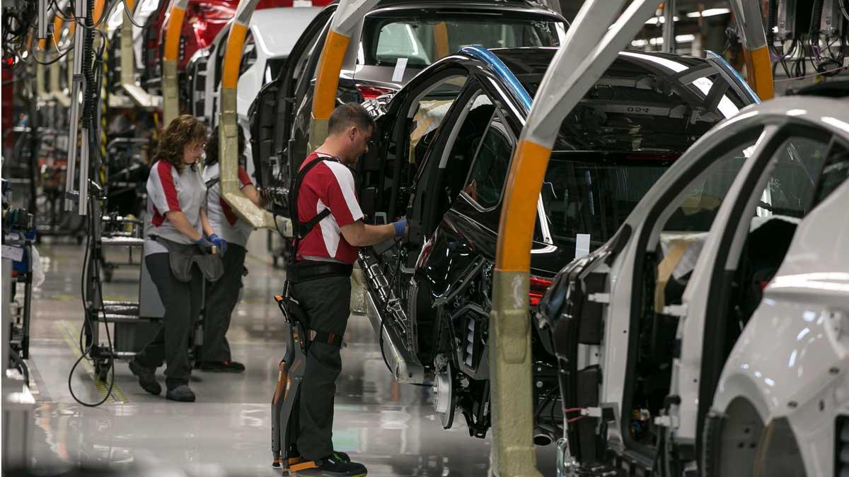 El PIB creció un 2% en el 2019, su menor ritmo desde 2014. En la foto, trabajadores en una cadena de montaje del Seat Ibiza en la fábrica de Martorell.