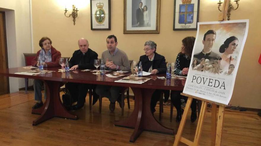 Sobre estas líneas, M.ª Paz Sánchez (teresiana), Tuñón, González, García y Mónica Gutiérrez (edil de Cultura), ayer. A la izquierda, rodaje en los Canónigos.