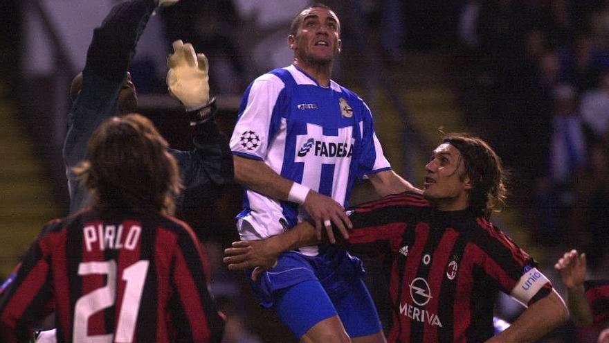 Pandiani salta entre Pirlo y Dida, jugadores del Milan, en el partido de Champions en Riazor. / carlos pardellas