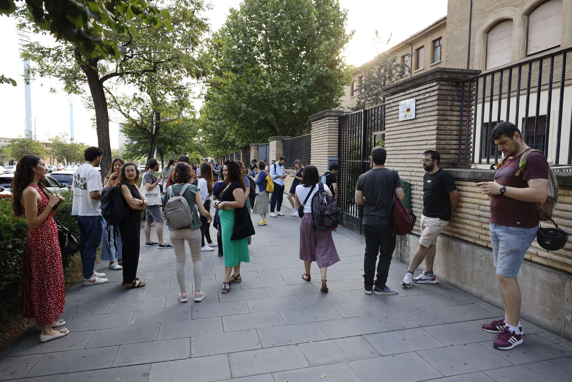 Miles de aspirantes se presentan a las oposiciones de educación