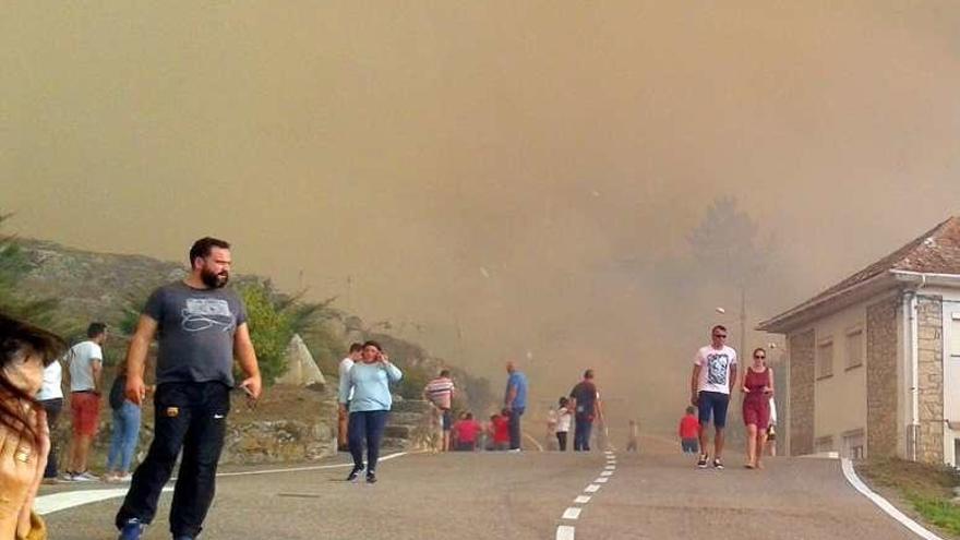 Vecinos del barrio de A Anunciada junto al fuego el domingo. // M.G.Brea