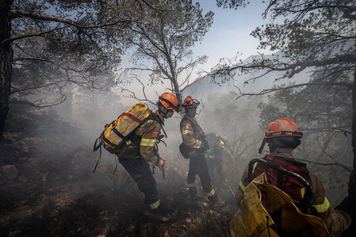 Dentro del incendio en Baix Ebre: los bomberos trabajan a contra reloj en el incendio forestal en Paüls