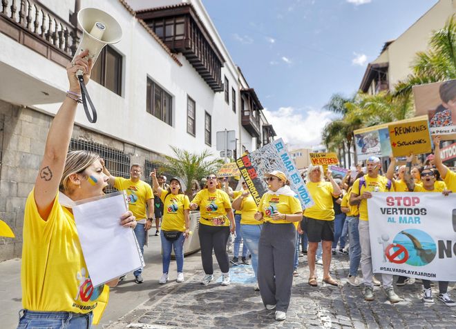 Manifestación en contra del cierre de Playa Jardín