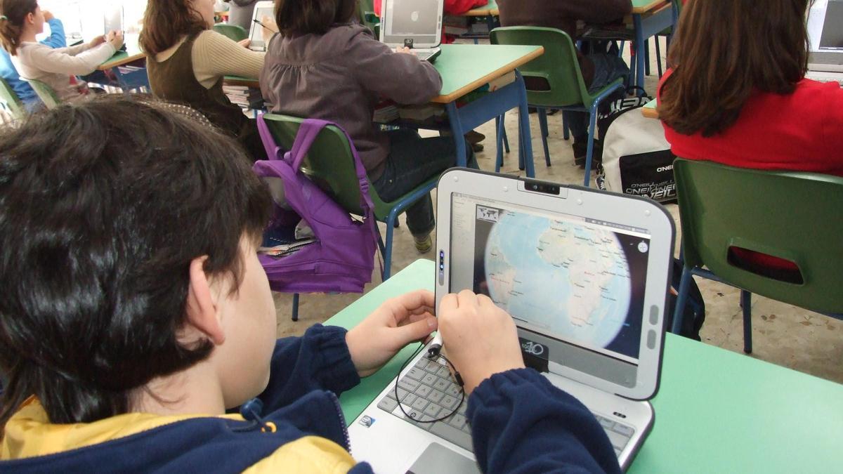 Alumnos haciendo uso de sus libros electrónicos, con un sistema similar al E-dixgal que se emplea en Galicia en educación Primaria