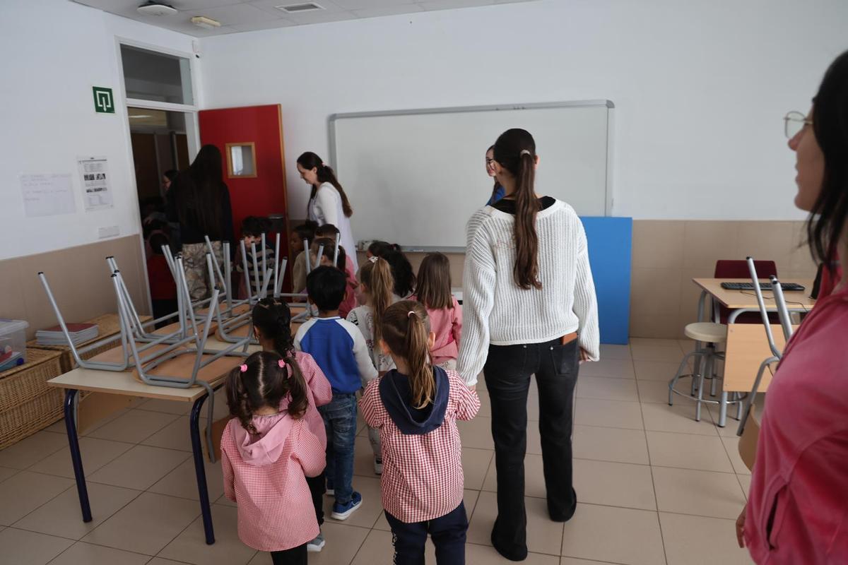 El alumnado abandona sus aulas para subir a las plantas superiores.