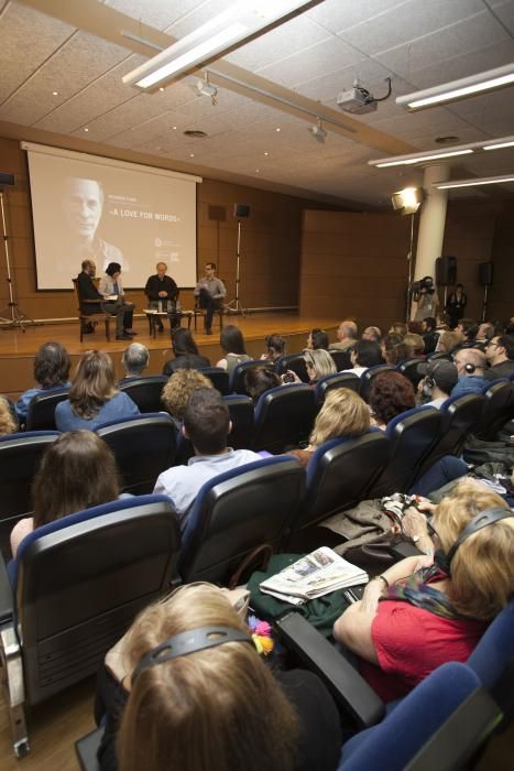 Richard Ford en un encuentro con estudiantes y profesores en la Facultad y Filosofía y Letras