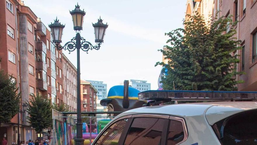 Un coche de la Policía Local, ayer, en las fiestas de Teatinos.