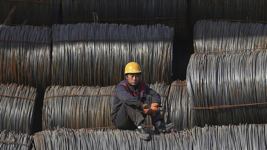 EE UU eleva aranceles al acero de China, que desviará más producción hacia la UE