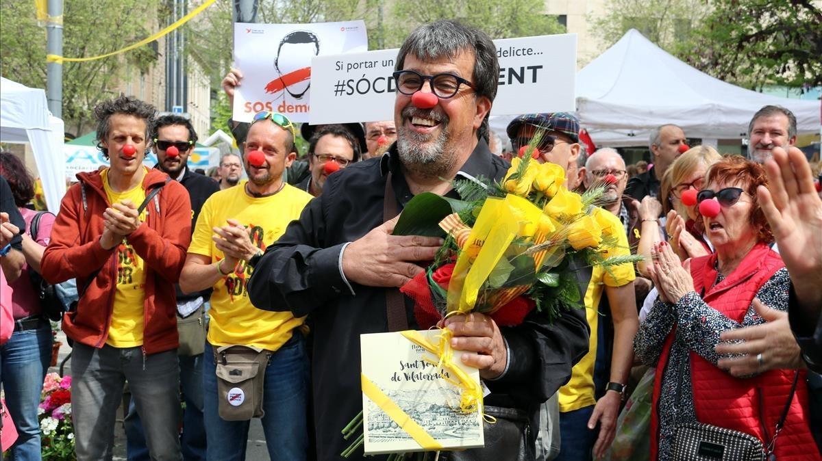 zentauroepp43046677 jordi pesarrodona amb un ram de roses grogues a la pla a de 180423141305