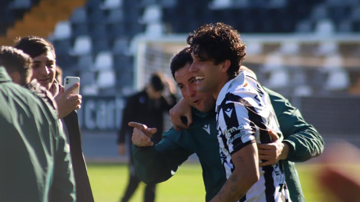 Borja Domingo y Miguel Ángel Ávila celebran juntos la victoria ante el Jaraíz.