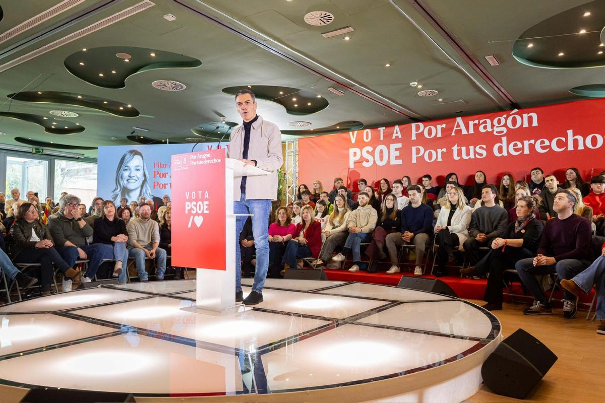 En imágenes I Pedro Sánchez arropa a Pilar Alegría en el mitin de Huesca