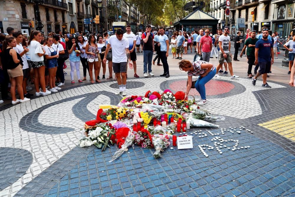 Homenaje en Las Ramblas a las víctimas de los atentados de Cataluña