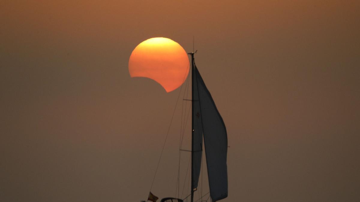 Sanidad recomienda utilizar gafas homologadas para observar el eclipse sin dañar la vista.
