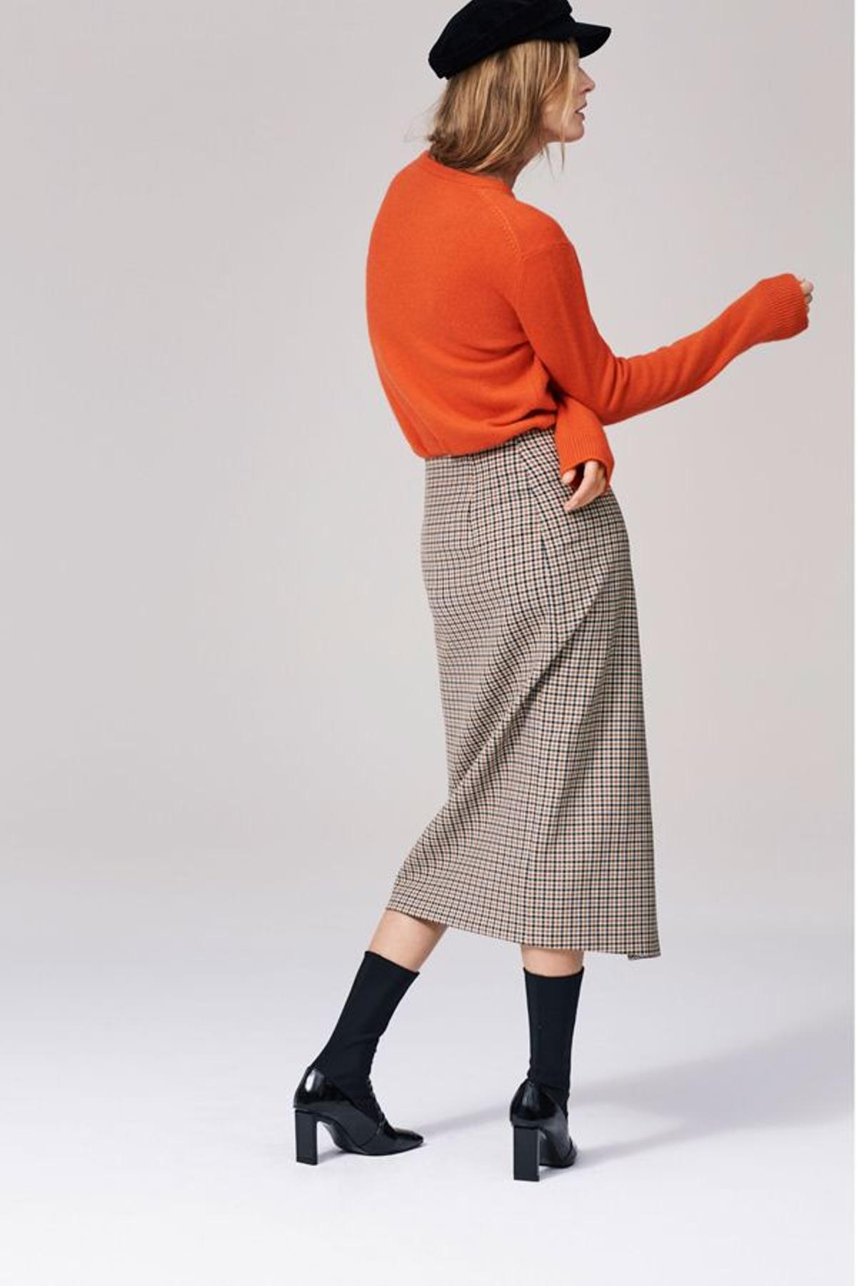 Campaña timeless de Zara: modelo con falda midi y jersey tangerina