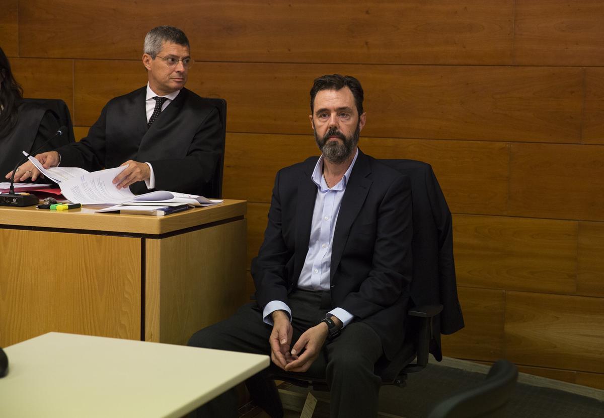 Miguel López junto a su abogado (izda) el día que comenzó el primer juicio por el asesinato de María del Carmen Martínez.
